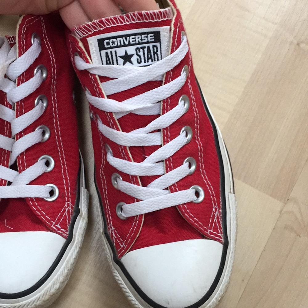 Red converse all star low top sneakers red 7 1/2